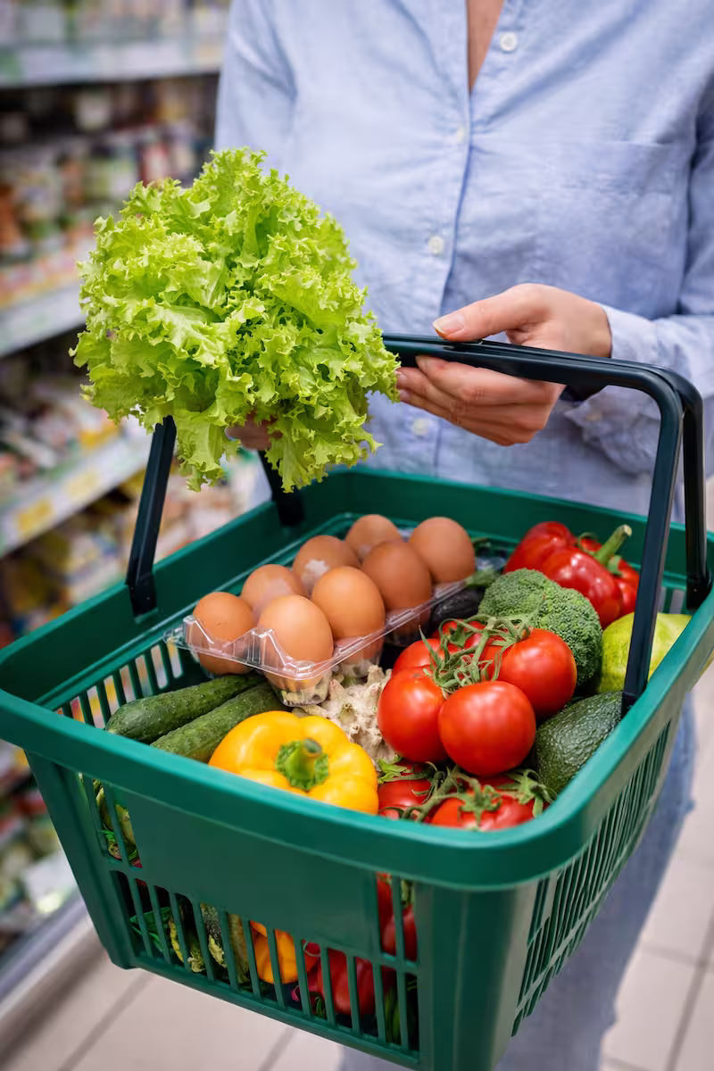 Einkaufssituation mit gesunden Lebensmitteln