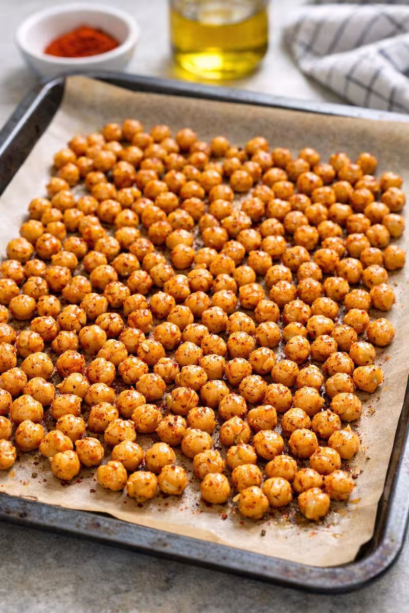 Kichererbsen auf Backblech vor dem Backen