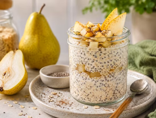 Overnight Oats Birne mit Chiasamen 20 Cremige Overnight Oats Birne mit Chiasamen im Glas, dekoriert mit frischen Birnenstücken und Zimt auf hellem Frühstückstisch