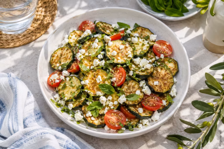 Zucchini mit Feta: schnelles Sommergericht aus der Pfanne 4 Zucchini mit Feta aus der Pfanne
