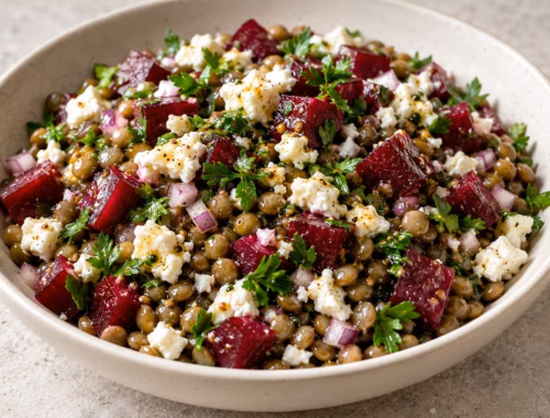 Rote-Beete-Linsen-Salat mit Feta und Petersilie in einer hellen Schüssel